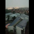 VIDEO: Pogledajte kako oluja oštećuje krov OŠ "Prva vojvođanska brigada"