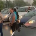 Građani besni na opoziciju jer blokira autoput: Sklonite se imamo decu u kolima (video)
