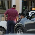 Vožnja od 15 evra se pretvorila u 150 Taksista pretio strancu, na silu ga ugurao u automobil