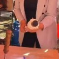 Ministarka pokazala umeće i u letnjoj kujni: Pržila krofne pa obrašnjavila ruke da umesi odžak kolač (video)