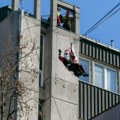 FOTO: Deda Mraz se spustio s krova Dečije bolnice i doneo zbrinutoj deci paketiće
