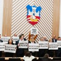 Konstitutivna sednica Skupštine Beograda ponovo odložena - za 3. mart, opozicioni odbornici sa transparentima (FOTO)