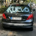 Jeziva mizogina poruka na automobilu u Beogradu: Kakav ološ je ovo mogao da uradi?