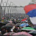 „Njima poverimo državu i svanuće nam najzad“: Pogledajte kako su studenti prelazili Brankov most VIDEO