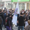 Protest opozicije i incident na sednici Skupštine Grada Čačka: Razbijeno staklo, zasuli zgradu jajima