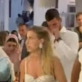 Novak izašao da prošeta, fanovi ga saleću sa svih strana... Đoković napravio pometnju na Mikonosu - svi žele sliku sa njim, a…