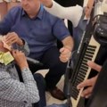 Folker (77) se valja po podu, dok na njega lete novčanice: Gosti u transu, mreže gore "Vreme mu je za penziju"