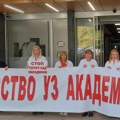 Deo zaposlenih u Domu zdravlja i valjevskoj Bolnici održali komemorativno – protestni skup