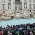 Da biste bacili novčić u rimsku fontanu Di Trevi moraćete da platite 2 evra