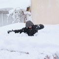Zatrpani su, bukvalno: Ljudi kopaju tunele kroz sneg da bi izašli iz kuća FOTO/VIDEO