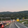 Kolone vozila na auto-putevima u smeru ka Beogradu, građani se vraćaju sa mini-odmora