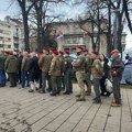Simbol zločina, rata i haosa: Zašto „crvene beretke“ paradiraju na Vučićevim skupovima