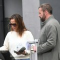 Ben Aflek i Dženifer Garner ponovo zajedno u javnosti: Bivši supružnici uslikani ispred bolnice s ćerkom, evo šta se desilo…
