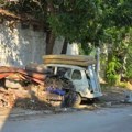 Foto-vest: Napušteni auto pretvoren u kontejner u Komrenu