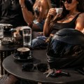 Izlog, hladovina ili obavezna kaciga na stolu: Šta mesto na kome sedite u kragujevačkim baštama govori o vama?