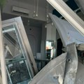 (Foto, video) Jezive slike sa mesta nesreće na Zelenjaku: Autobus se nakon sudara sa taksi vozilima zakucao u lokal i razvalio…