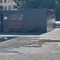 Na leskovačkom trgu vlast postavila crni šator protiv studenata