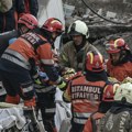 Tri sprata nestala u sekundi: Urušila se zgrada u Istanbulu, u ruševinama pronađena i deca (video)