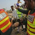 Četiri osobe poginule, a 30 povređeno kada je voz iskočio iz šina u Pakistanu
