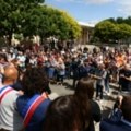 У Француској окупљања испред општинских зграда против нереда