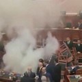 (Video) Dimne bombe u parlamentu Albanije Opozicija „zadimila” sednicu