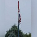 Skandal: Zapaljena srpska trobojka na spomeniku nevino stradalim Srbima tokom 1998. i 1999. godine u opštini Orahovac! (video)