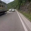 "Čovek nas zamalo nije pobio" Stravičan snimak preticanja na putu kod Ovčar Banje: Tragedija izbegnuta u poslednjoj sekundi