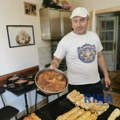 On napravi skoro 100 tepsija bureka u jednoj smeni: Ljuboje je čuveni pekar iz Čačka i kaže - mladi neće ovo da rade, čim…