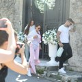 (Foto): Nemanja Gudelj nakon venčanja napustio vilu na Dedinju: Evo gde se uputio Cecin zet, majka i sestra ga pratile u stopu