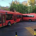 Haos na Zvezdari: Direktan sudar trolejbusa i kombija, pogledajte slike sa lica mesta (foto)