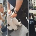 Incident ispred Skupštine: Poslanica htela nožem da iseče transparent studenata iz Pionirskog parka