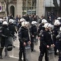 Incidenti ispred Skupštine Novog Sada: Policija odgurivala građane, jedan student povređen, jedan uhapšen (foto/video)