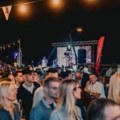 Trg ispunjen muzikom i čašom vina: "Frajle" zablistale u Čačku i proslavile 16 godina karijere (foto)