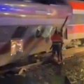 Naglo porastao broj mrtvih u stravičnoj nesreći: Voz iskočio iz šina, desetine ljudi poginulo, više od 100 povređenih (video)…