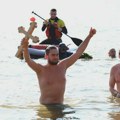 Duhovna tradicija koja spaja generacije: Uspešno održano 23. bogojavljensko plivanje u Kragujevcu