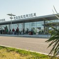 Na podgorički aerodrom sleteo prvi avion sa evakuisanim građanima