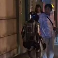 Policija privela robota nakon što je preplašio baku! Neverovatnu scenu uhvatila kamera: Svađala se sa mašinom, morala da…