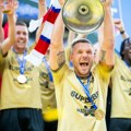 Bajka Gornjika posle 54 godine - Podolski digao trofej pred 58.000 ljudi VIDEO