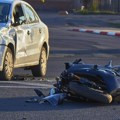 Jeziv udes u centru Novog Sada! Sudarili se motocikl i auto: Motociklista hitno prevezen u UKCV!