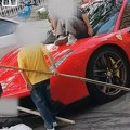Deca koristila Ferrari 488 GTB kao tobogan, vlasnik tuži roditelje zbog štete