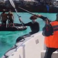 "Udarali ga palicom po glavi": Novi haos između Kine i Filipina: Povređen mornar (video)