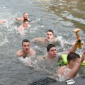 Prvi do Časnog krsta doplivao devetnaestogodišnji mladić iz Prokuplja