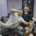 Tuča u lajvu srpskog jutjubera: Lomio po stanu, obarao, a onda ga oborili na pod (video)
