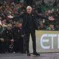 VIDEO Jasikevičus iznenadio Obradovića poklonom pre početka meča: Pogledajte reakciju kada je video šta je dobio, ovaj snimak…