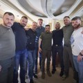 "Vraćamo se u rat": Oficiri Azova dočekani na ceremoniji u Lavovu, komandant održao govor zbog kog će Rusija još više…
