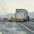 Nesreća na mostu kod Beške: Sudarili se automobil i kamion, delovi vozila razbacani po putu (foto/video)