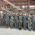 Krvožedna mržnja prema Srbima Albanci malu decu obukli u uniforme OVK, pa ih odveli na jezivo mesto (foto)