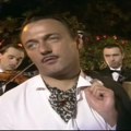 „Kako si lepa večeras, reci mi da to nije san“: Ovako je Toni Montano u čuvenom filmu pevao Vesni Trivalić VIDEO
