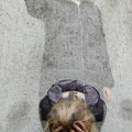Dečak (17) pretukao majku (49) u porodičnoj kući: Šutirao je, čupao, pretio da će joj razbiti glavu pepeljarom