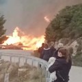 (Video) Požar u omiljenom grčkom letovalištu: Vatra stigla do naselja i plaža: Naređena hitna evakuacija na Lefkadi, vetar…